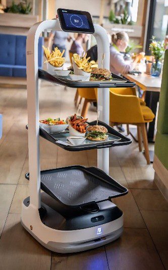 Serviceroboter im Lehmeier’s Eatery Neumarkt bringt Pommes und Gerichte an den Tisch. Modernes Restaurant mit innovativer Technik.