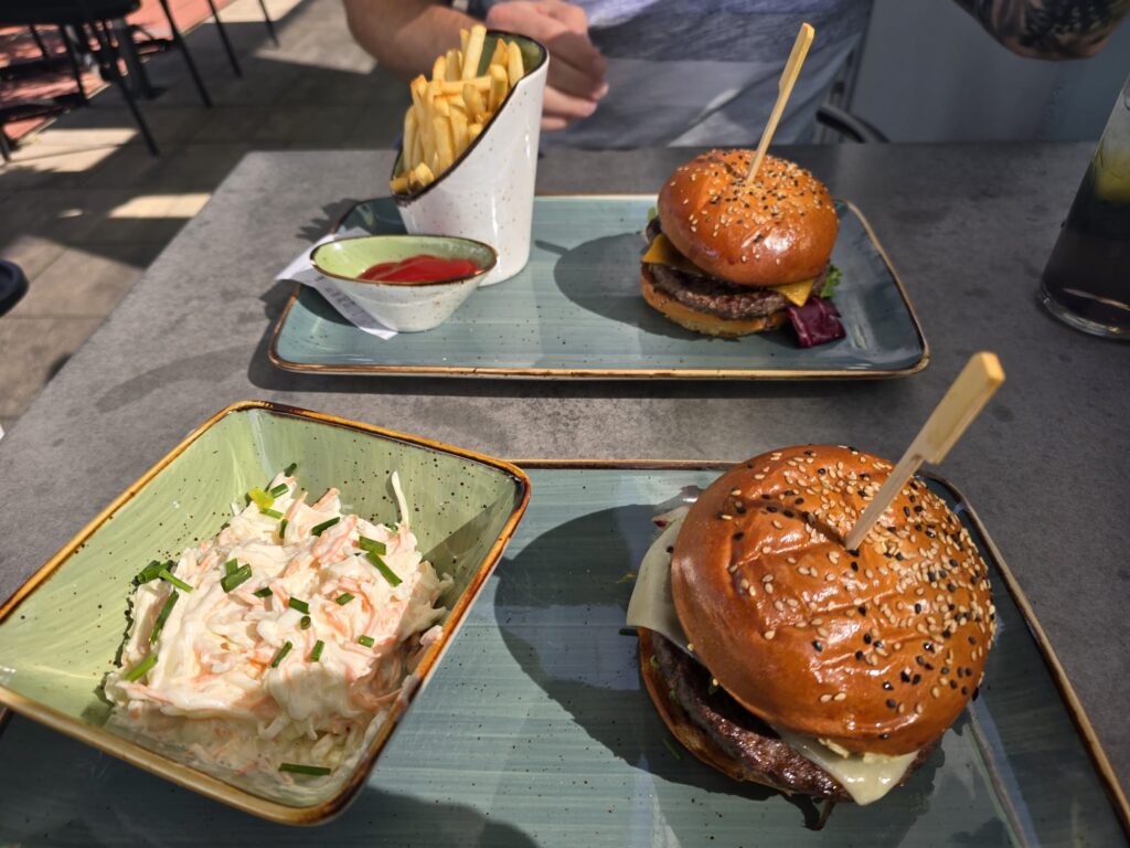 Burger mit knusprigen Pommes und cremigem Coleslaw im Lehmeier’s Eatery Neumarkt. Beliebtes Restaurant für amerikanische Küche in Bayern.