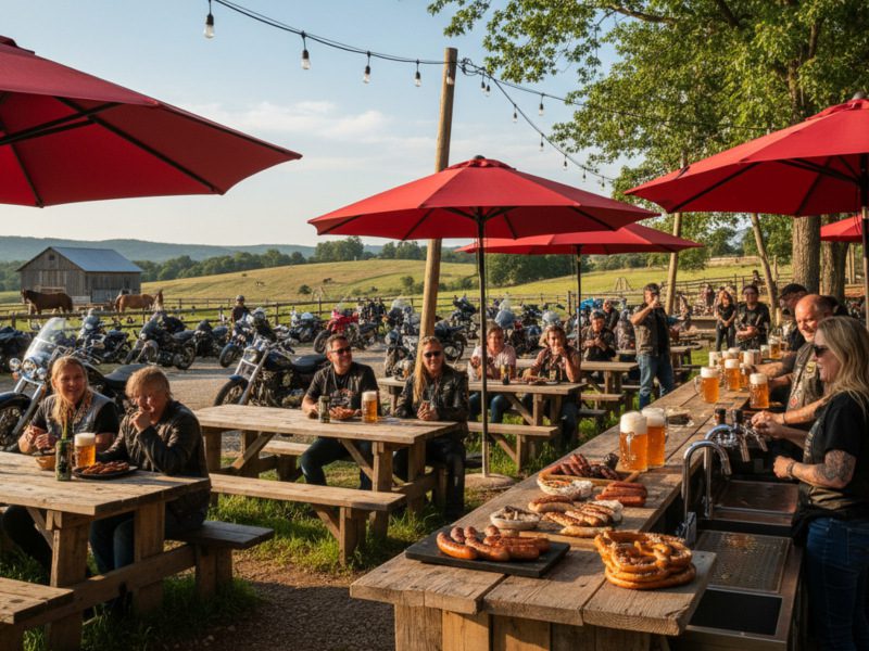 Motorradfahrerinnen und Motorradfahrer genießen Bier, Brezeln und Bratwürste im Biergarten der Fichten Ranch Hohenfels bei Sonnenschein