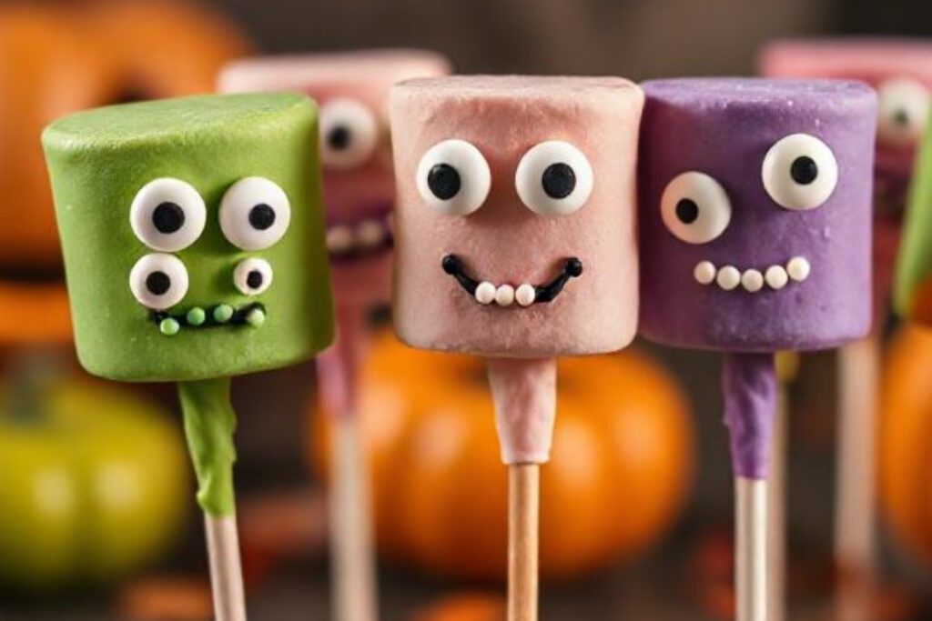 Monster-Marshmallows in bunten Farben mit Zuckeraugen – witzige Halloween Snacks für Kinder, schnell und ohne Backen