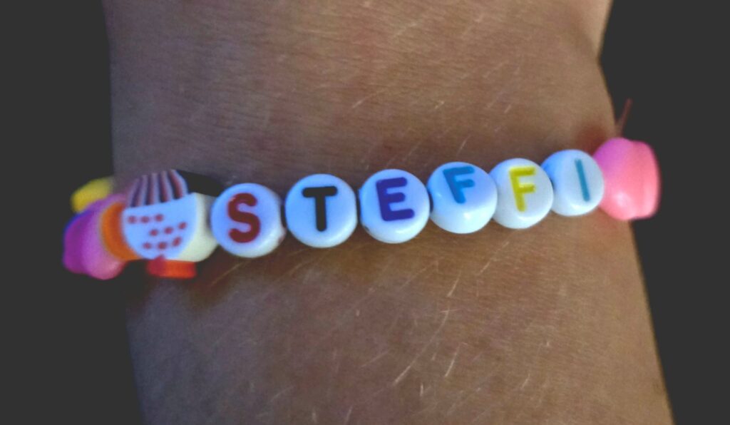 Selbstgemachte bunte Perlenarmkette mit dem Namen „Steffi“ – persönliches Souvenir beim Besuch im Schnitzelparadies Wendelstein.