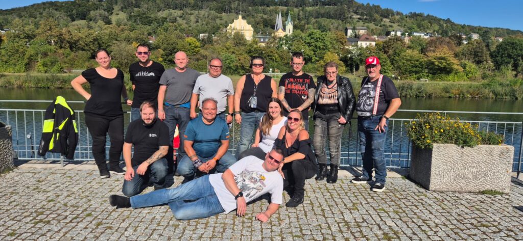 Gruppenfoto von Motorradfahrerinnen und Motorradfahrern beim Fluss in Riedenburg, Bayern.