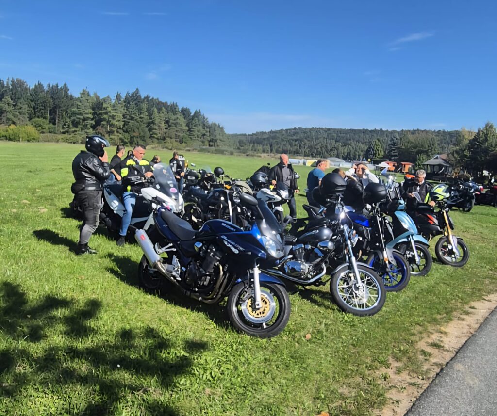 Bikergruppe mit Motorrädern auf Ausflug zur Fichten Ranch in der Oberpfalz.