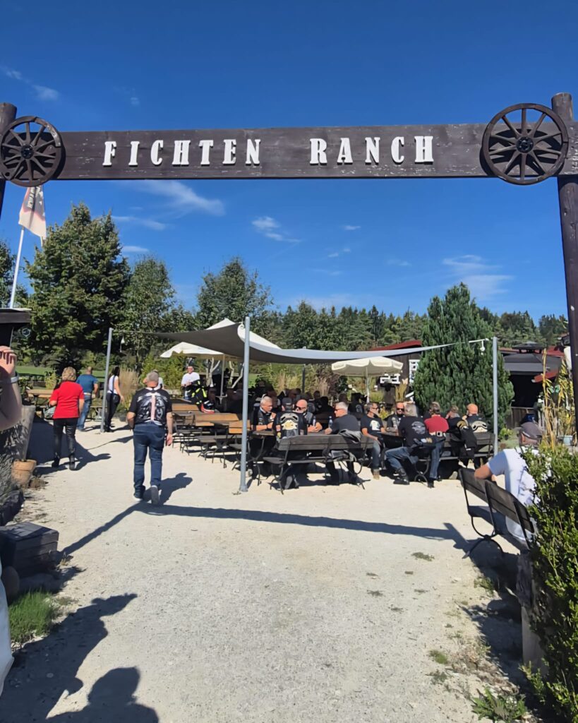 Eingang der Fichten Ranch in Hohenfels, beliebter Biker-Treff in der Oberpfalz.