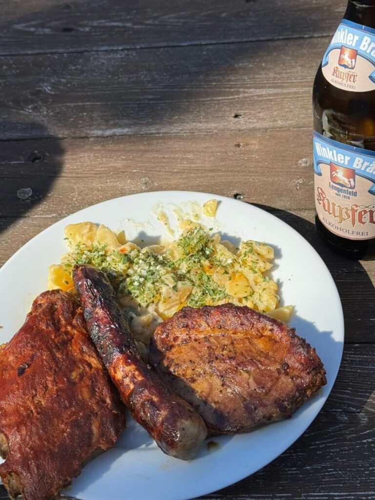Grillteller mit Rippchen, Bratwurst, Steak und Kartoffelsalat in der Fichten Ranch Hohenfels.