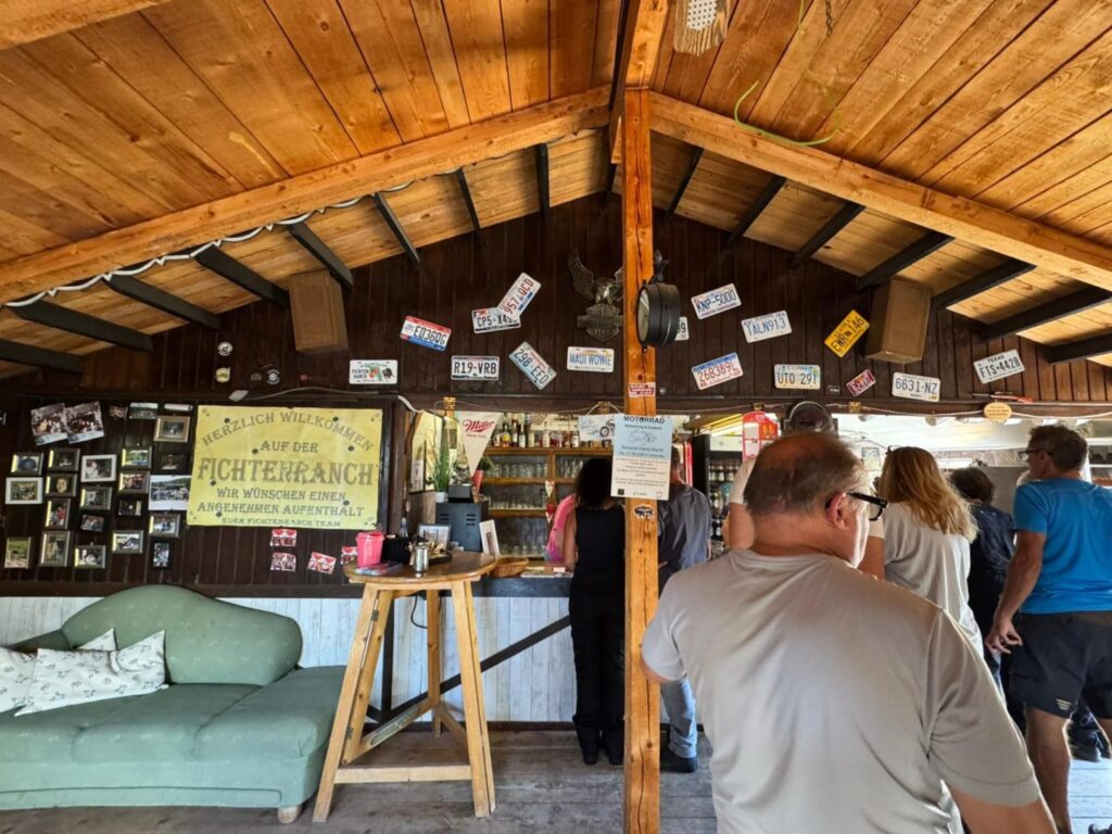 Fichten Ranch Bar mit USA-Nummernschildern und Gästen in Bayern.