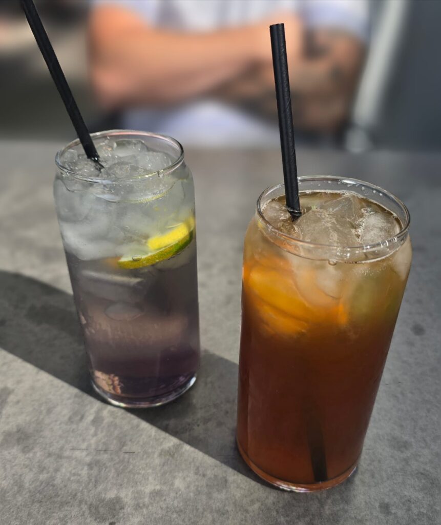 Zwei hausgemachte Limonaden mit Eiswürfeln und Zitronenscheiben. Sommergetränke im Lehmeier’s Eatery Neumarkt.