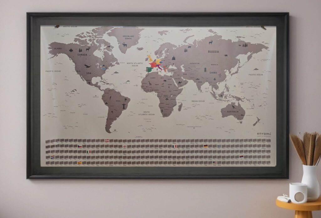Scratch Map Rubbelkarte von envami® an der Wand. Weltkarte zum Freirubbeln als Bucket List für Reisen und Abenteuer.