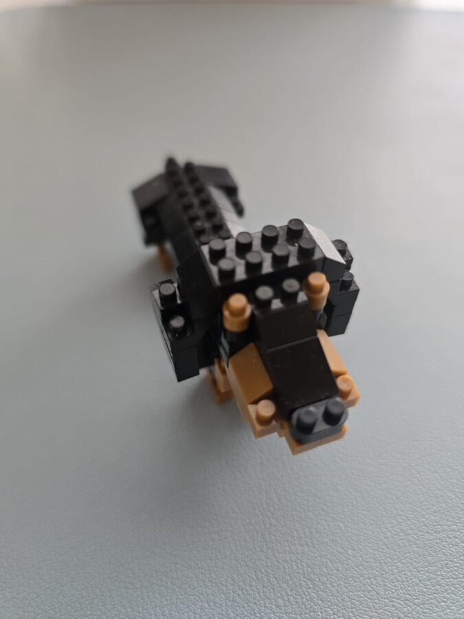 Ein kleiner Dackel aus Mini-Bausteinen – das Mitbringsel aus dem Dackelmuseum Regensburg, gebaut von meinem Sohn.