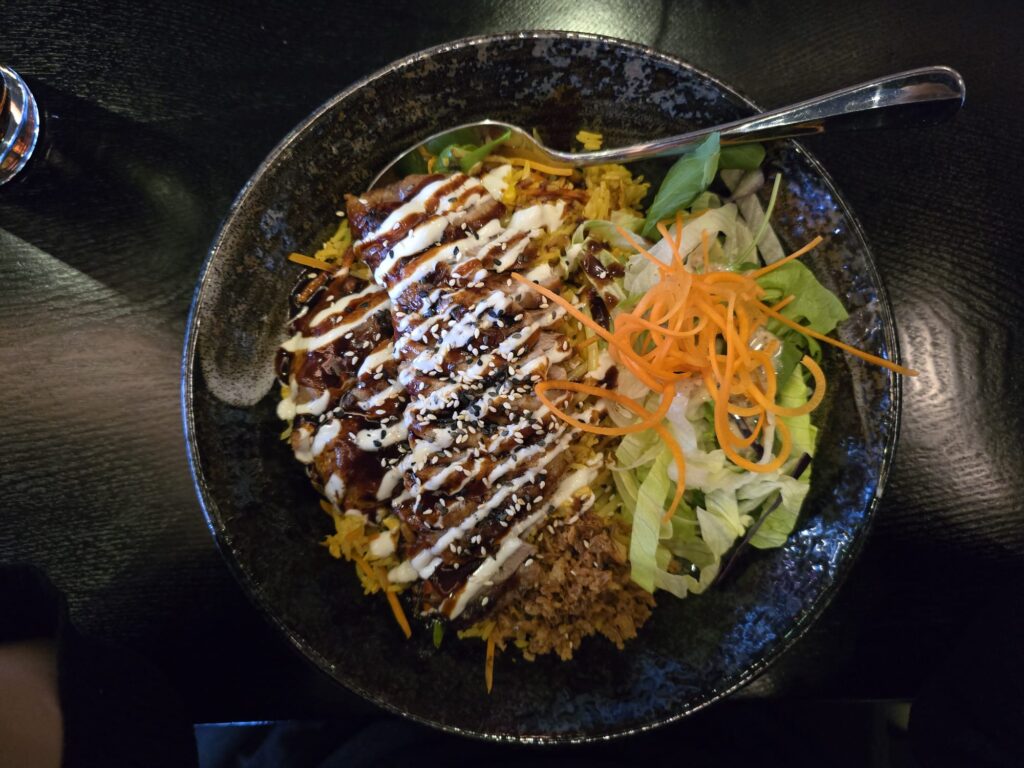 Golden Noodles mit zartem Hähnchen, Gemüse und Sesam im Genji Asian Sushi & Grill Neumarkt