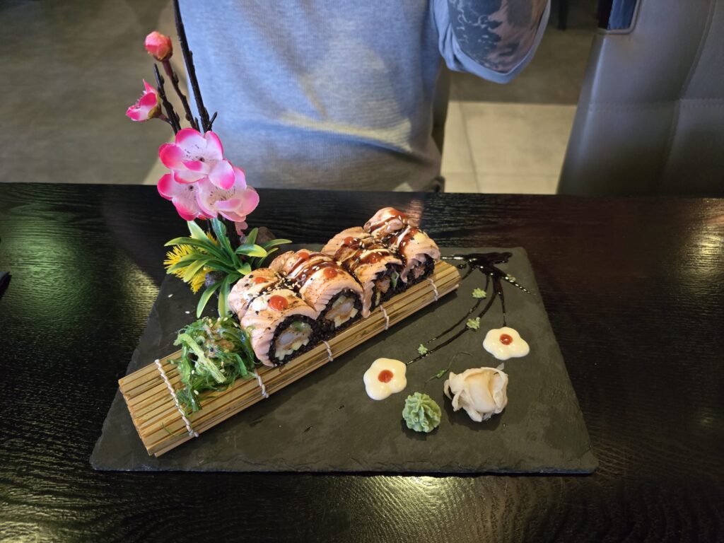 Salmon on Fire – kunstvoll angerichtetes Sushi mit karamellisiertem Lachs und Sesam im Genji Neumarkt