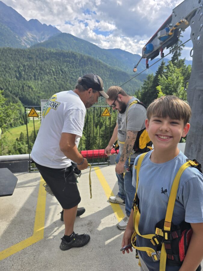 Vorbereitung für die Dragon Fly Zipline mit Ausblick auf die Alpen.